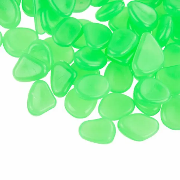 Zbliżenie na zielone świecące kamienie fluorescencyjne