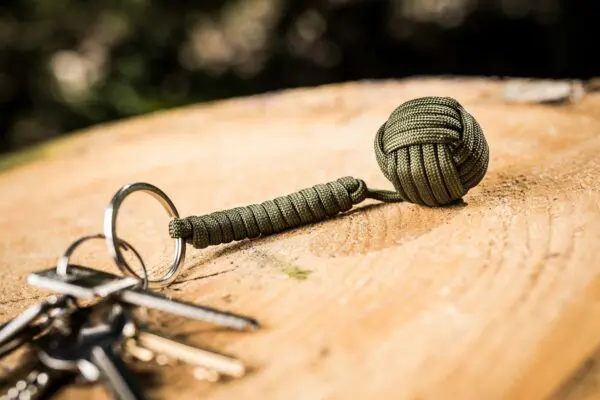 Brelok z węzłem Monkey Fist na tle drewnianego stołu
