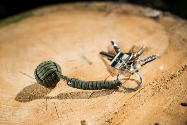 Brelok Monkey Fist z węzłem na tle outdoorowym